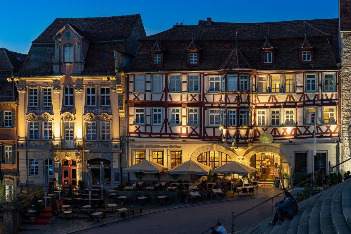 Schwäbisch Hall - Altstadt - Am Markt 10-11 - Ansicht von der Treppe in blauer Stunde